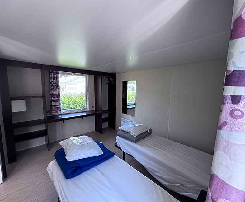 Mobil-home PMR en location au camping le Lac des Varennes à Marçon en Pays de la Loire. Mobil-home adapté aux personnes à mobilité réduite.
