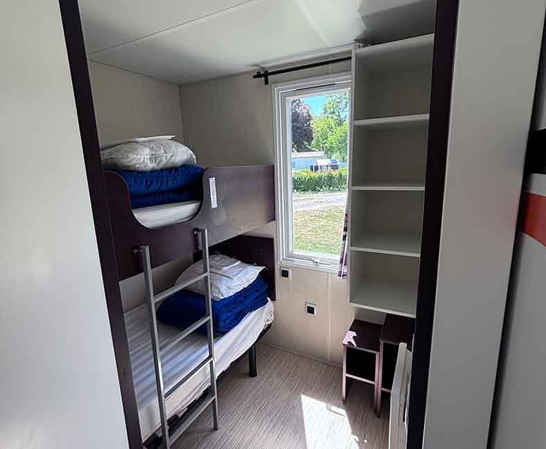 Mobil-home PMR en location au camping le Lac des Varennes à Marçon en Pays de la Loire. Mobil-home adapté aux personnes à mobilité réduite.