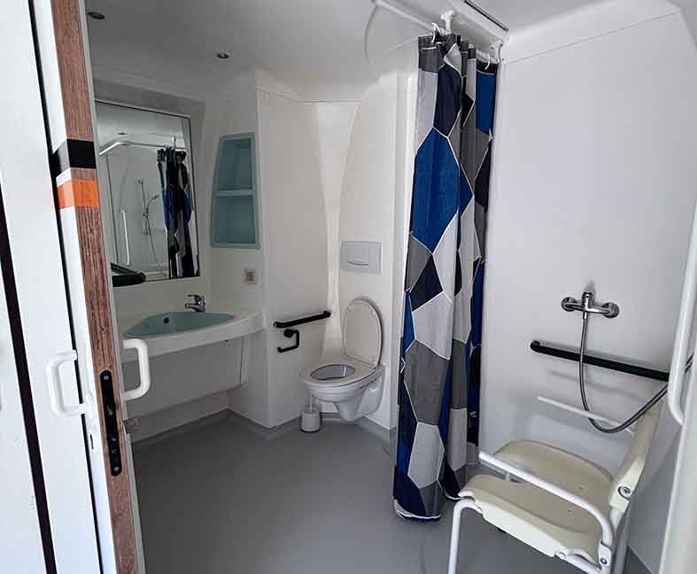 Mobil-home PMR en location au camping le Lac des Varennes à Marçon en Pays de la Loire. Mobil-home adapté aux personnes à mobilité réduite.