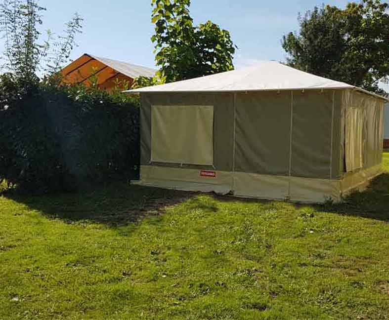Tente caraïbe en location au camping le Lac des Varennes à Marçon en Pays de la Loire. Confort et simplicité