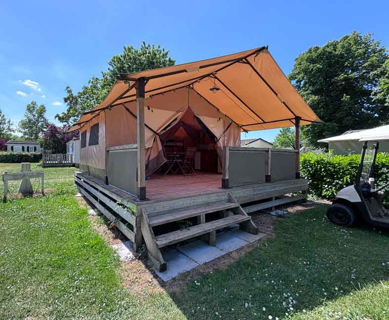 Tente Victoria, en location au camping le Lac des Varennes à Marçon en Pays de la Loire. Immersion totale dans la nature