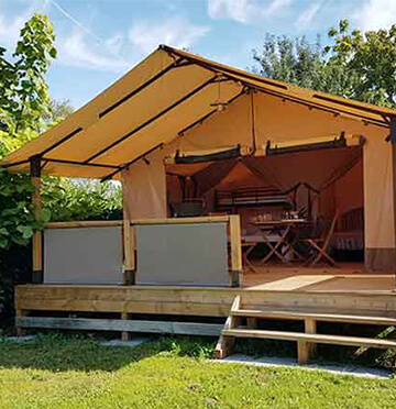 Tente Victoria, en location au camping le Lac des Varennes à Marçon en Pays de la Loire. Immersion totale dans la nature
