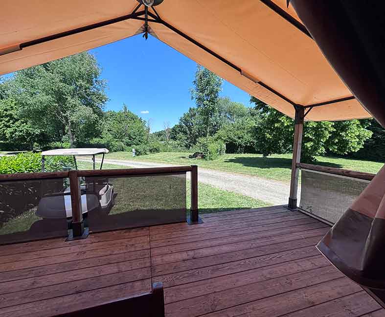 Tente Victoria, en location au camping le Lac des Varennes à Marçon en Pays de la Loire. Immersion totale dans la nature