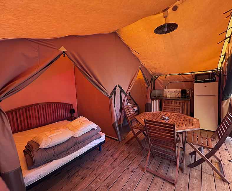 Tente Victoria, en location au camping le Lac des Varennes à Marçon en Pays de la Loire. Immersion totale dans la nature