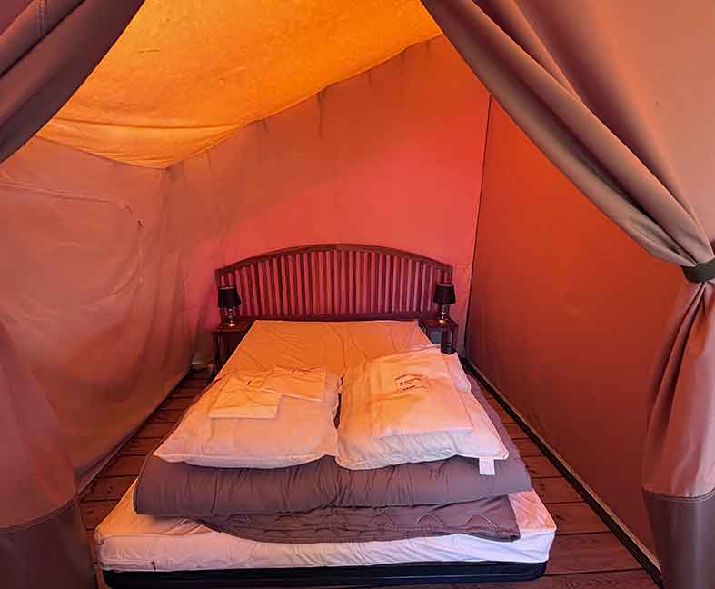 Tente Victoria, en location au camping le Lac des Varennes à Marçon en Pays de la Loire. Immersion totale dans la nature