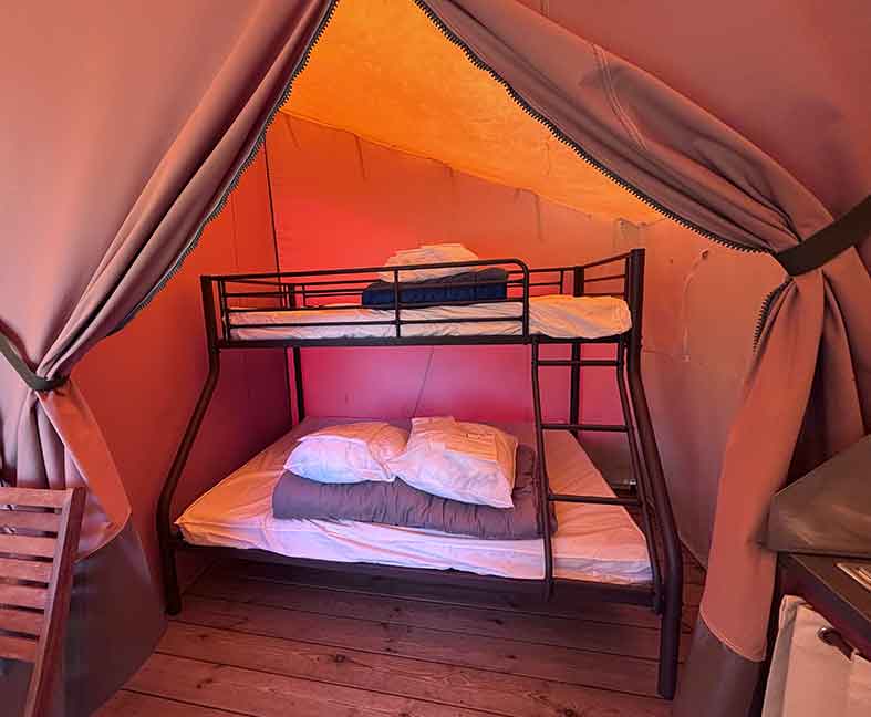 Tente Victoria, en location au camping le Lac des Varennes à Marçon en Pays de la Loire. Immersion totale dans la nature