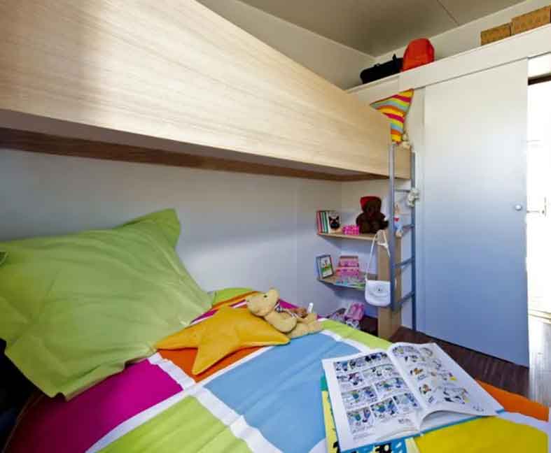 Tithome en location au camping le Lac des Varennes à Marçon en Pays de la Loire. Un mix entre chalet et mobil-home