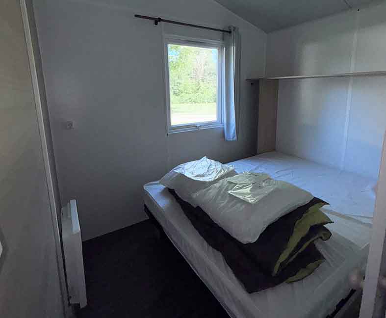 Tithome en location au camping le Lac des Varennes à Marçon en Pays de la Loire. Un mix entre chalet et mobil-home